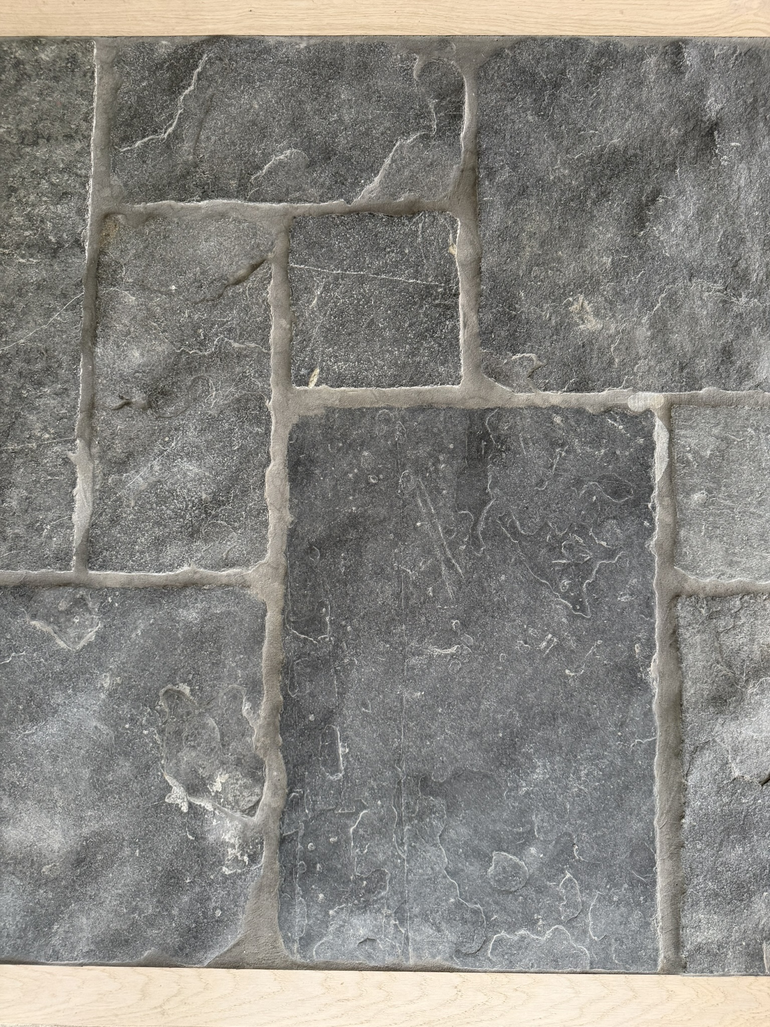 Cortina Opus Romano, en eksklusiv sort sten med masse spill og tekstur for den eksklusive alpefølelsen. Leveres kun i opus romano, et klassisk mønster fra antikkens Roma.