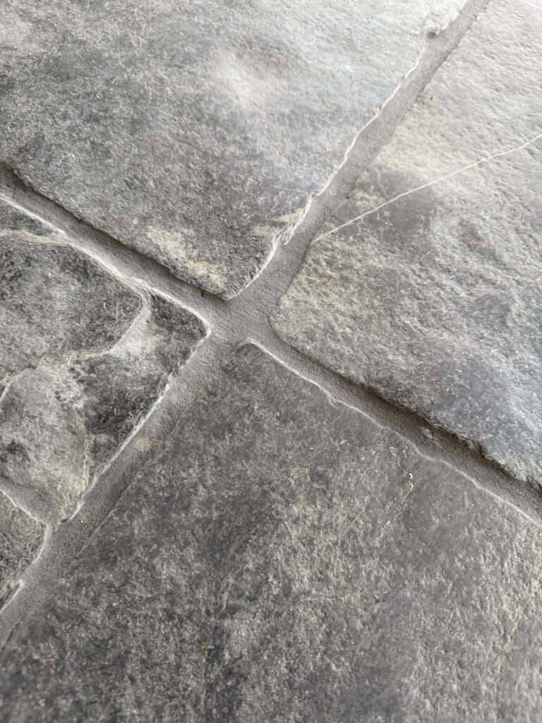 Cortina Noir kalkstenfliser for den gode italienske alpefølelsen. For hytte og hjem. Ekte natursten.