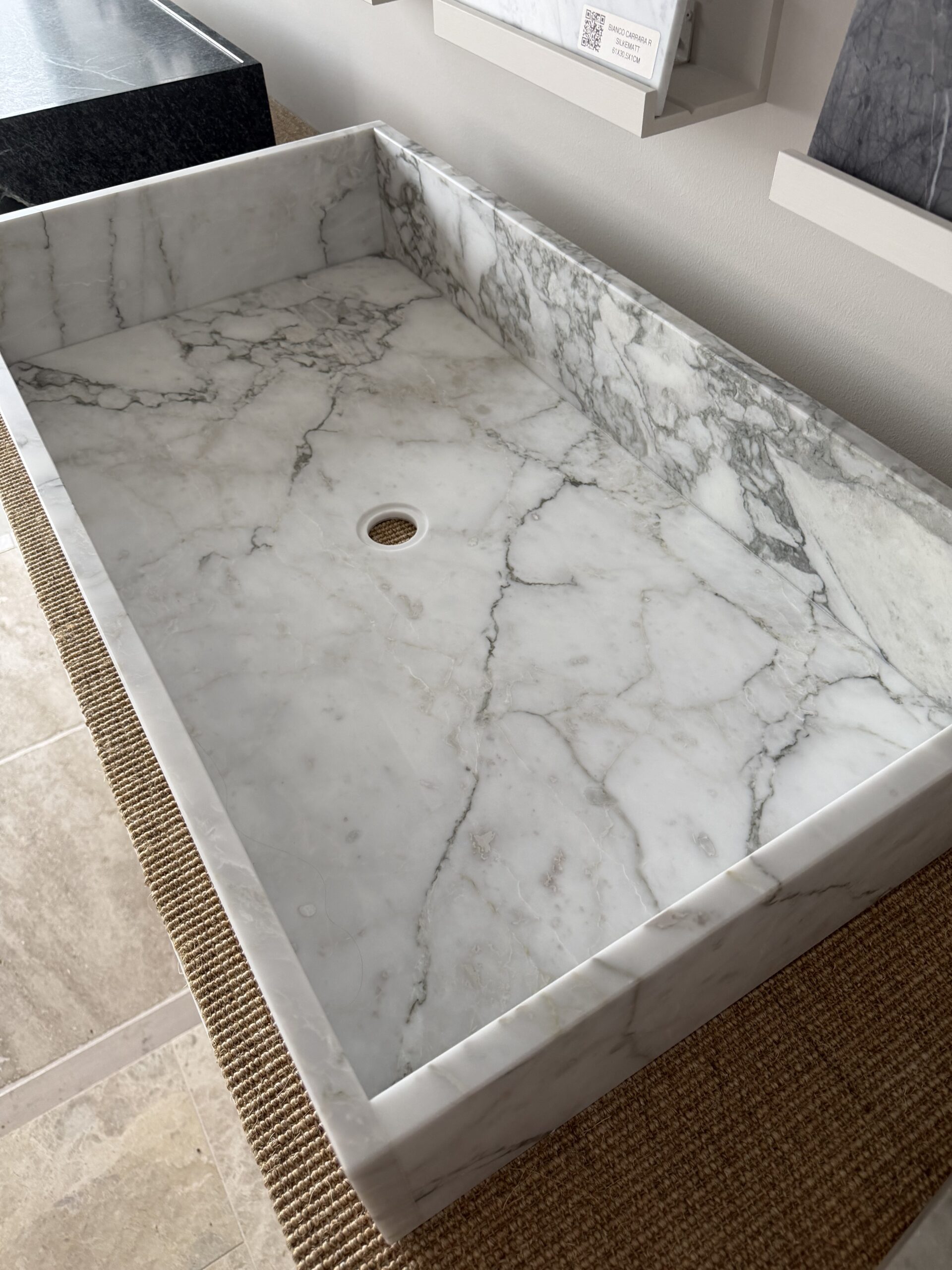 Arabescato marmorservant, stenvask i hvit marmor