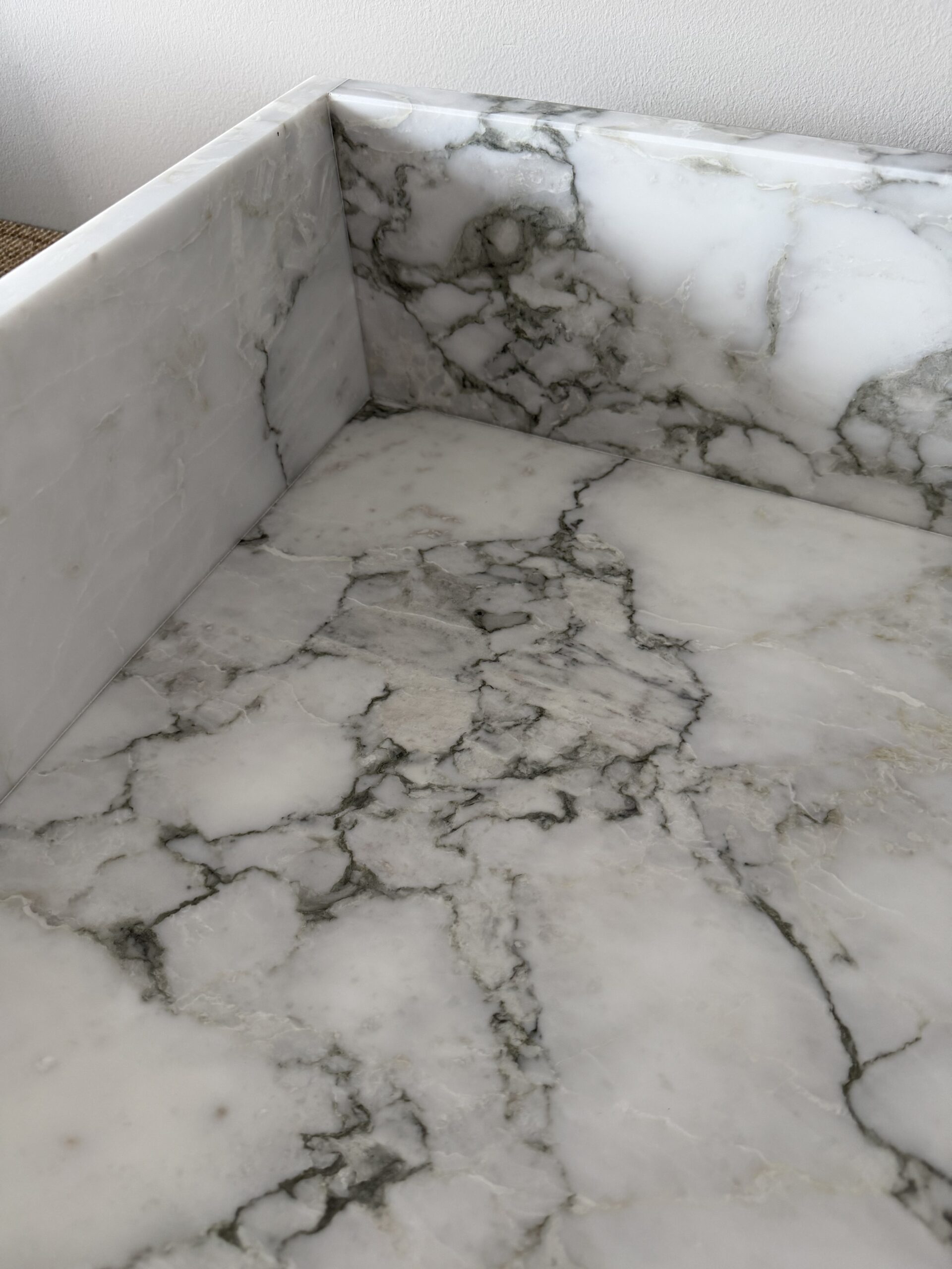 Arabescato marmorservant, stenvask i hvit marmor