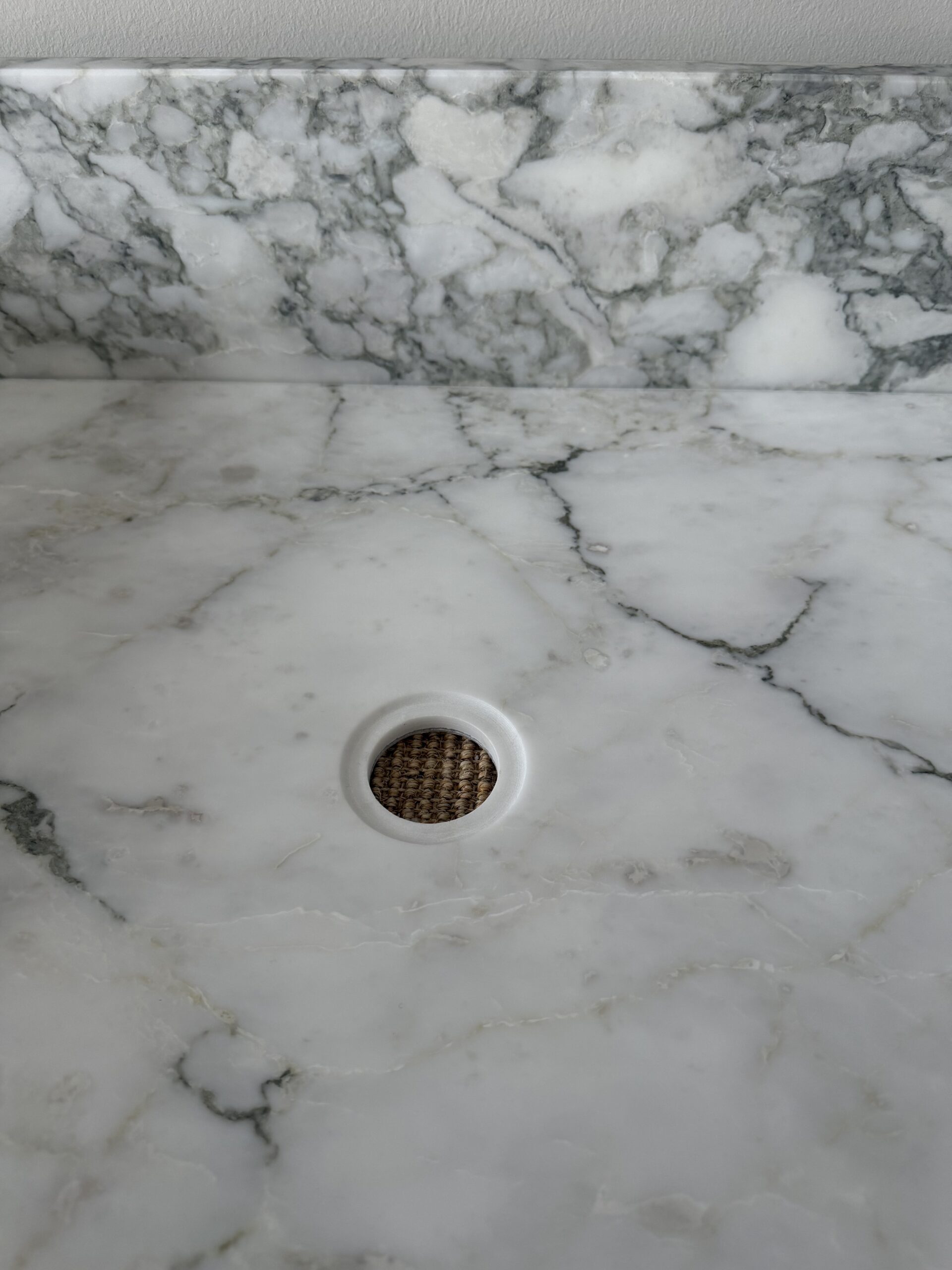 Arabescato marmorservant, stenvask i hvit marmor