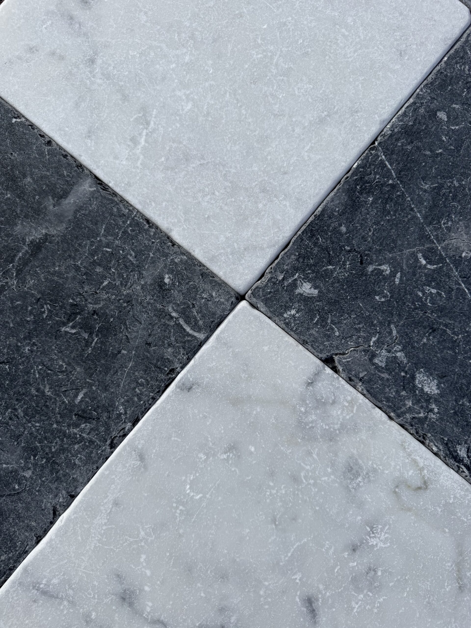 Sjakkgulv i klassisk hvit Carrara kombinert med sort Nero Marquina-marmor med antikk finish. Hver flis er nøye bearbeidet for å gjenskape det tidløse, patinerte uttrykket fra gamle svart-hvite sjakkgulv i italienske og franske palasser.