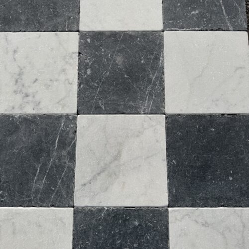 Sjakkgulv i klassisk hvit Carrara kombinert med sort Nero Marquina-marmor med antikk finish. Hver flis er nøye bearbeidet for å gjenskape det tidløse, patinerte uttrykket fra gamle svart-hvite sjakkgulv i italienske og franske palasser.