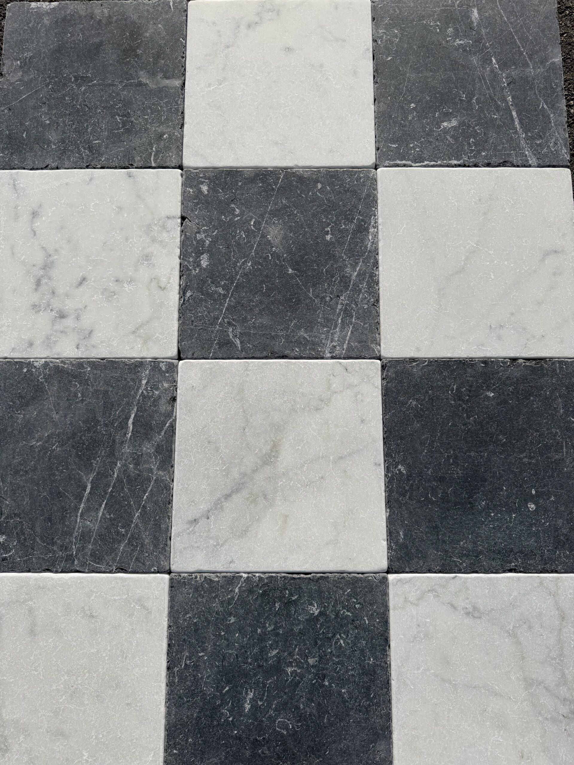 Sjakkgulv i klassisk hvit Carrara kombinert med sort Nero Marquina-marmor med antikk finish. Hver flis er nøye bearbeidet for å gjenskape det tidløse, patinerte uttrykket fra gamle svart-hvite sjakkgulv i italienske og franske palasser.