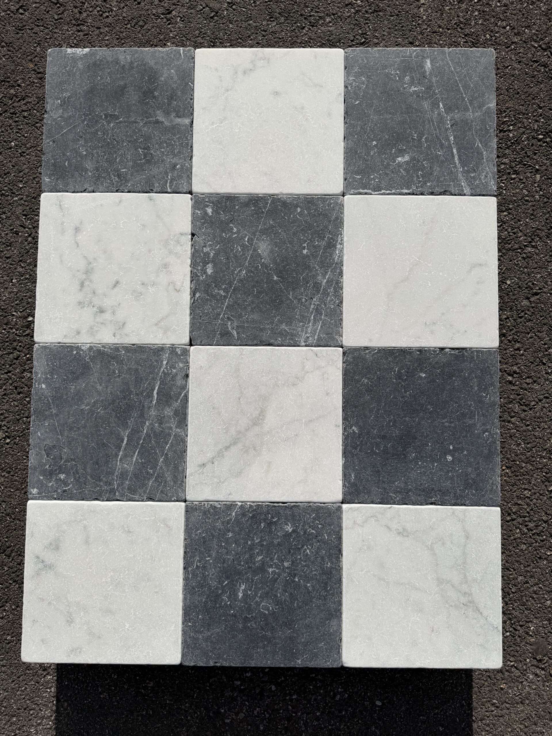 Sjakkgulv i klassisk hvit Carrara kombinert med sort Nero Marquina-marmor med antikk finish. Hver flis er nøye bearbeidet for å gjenskape det tidløse, patinerte uttrykket fra gamle svart-hvite sjakkgulv i italienske og franske palasser.