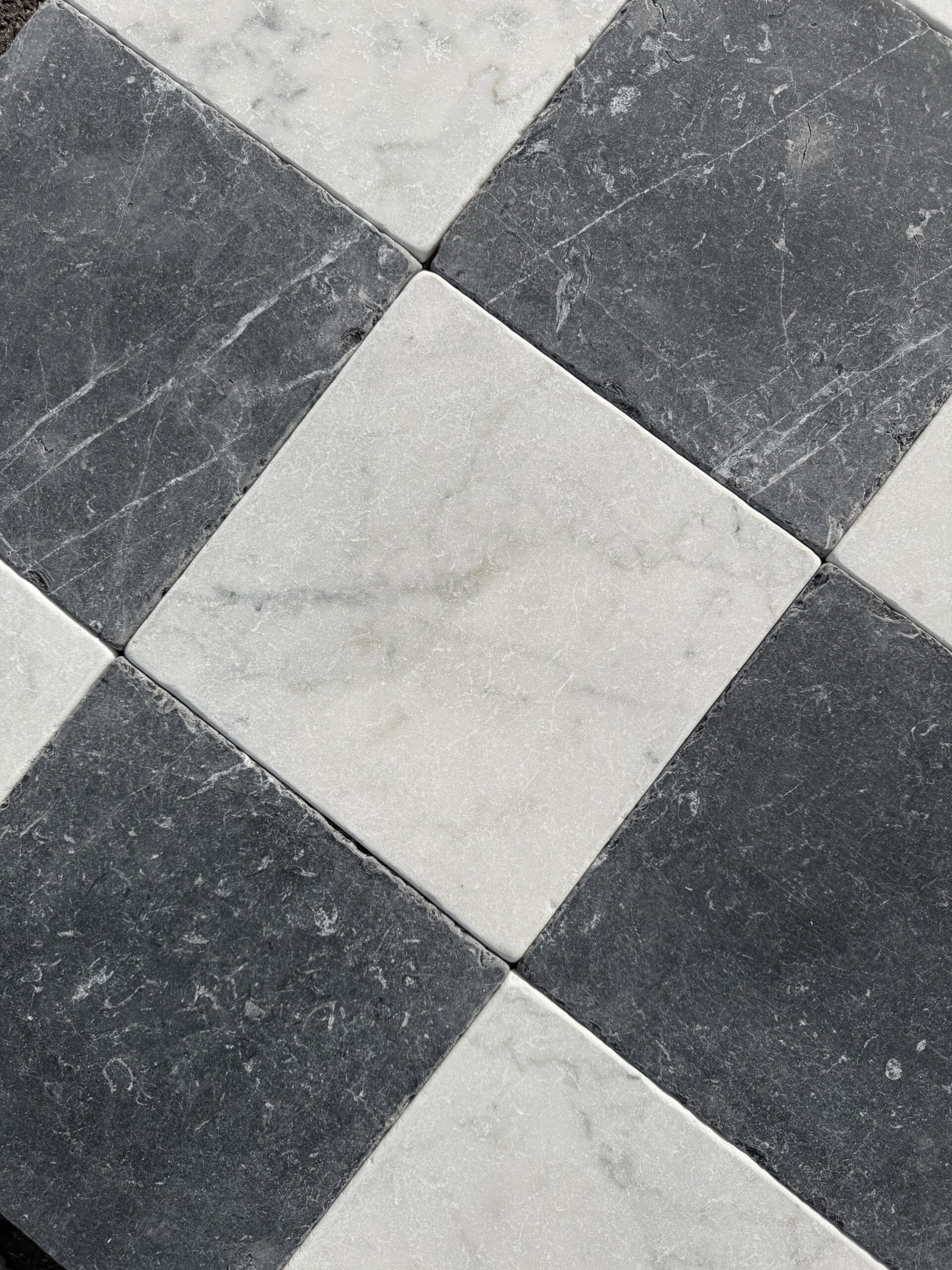 Sjakkgulv i klassisk hvit Carrara kombinert med sort Nero Marquina-marmor med antikk finish. Hver flis er nøye bearbeidet for å gjenskape det tidløse, patinerte uttrykket fra gamle svart-hvite sjakkgulv i italienske og franske palasser.