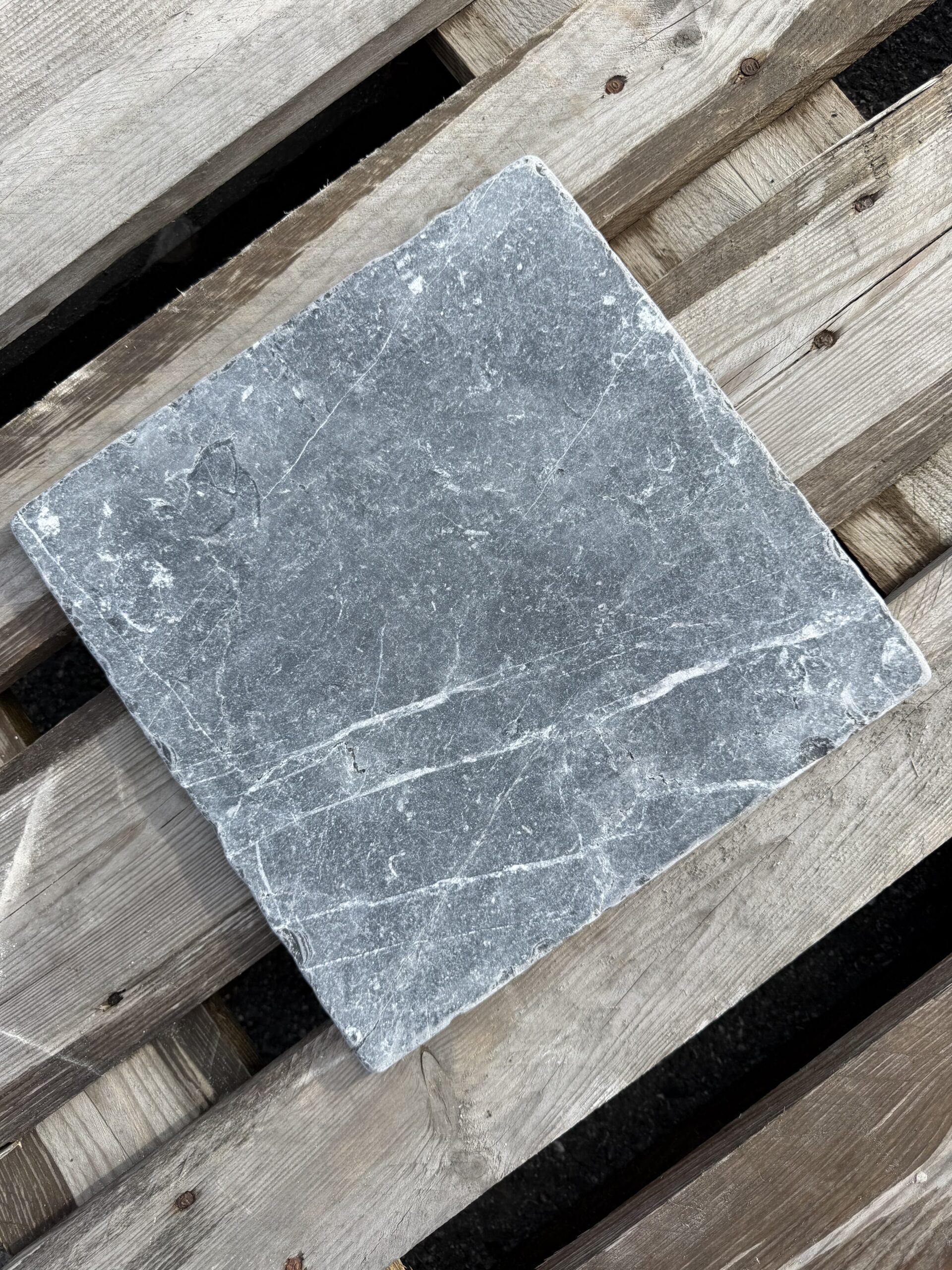 Sjakkgulv i klassisk hvit Carrara kombinert med sort Nero Marquina-marmor med antikk finish. Hver flis er nøye bearbeidet for å gjenskape det tidløse, patinerte uttrykket fra gamle svart-hvite sjakkgulv i italienske og franske palasser.