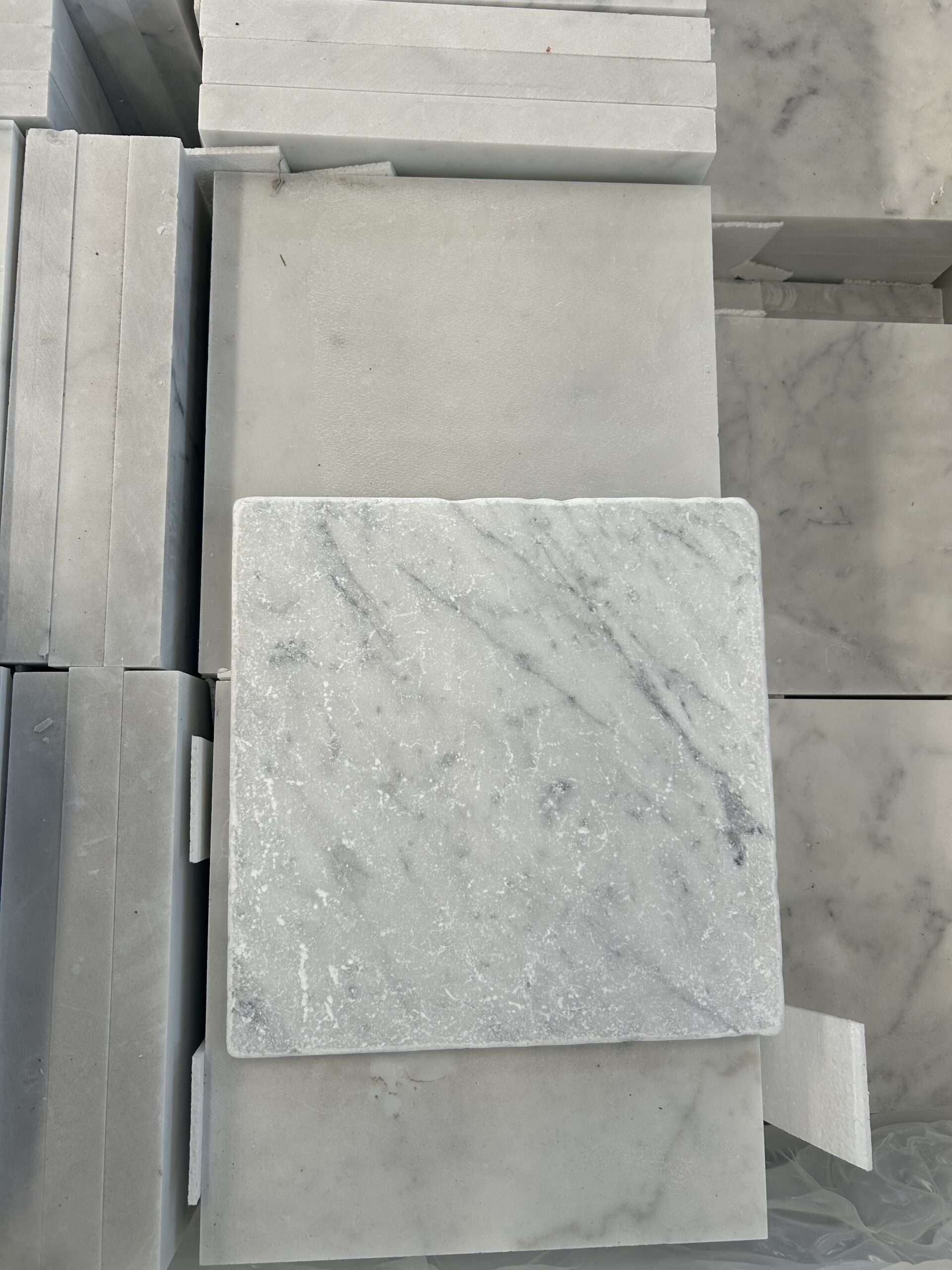 Sjakkgulv i klassisk hvit Carrara kombinert med sort Nero Marquina-marmor med antikk finish. Hver flis er nøye bearbeidet for å gjenskape det tidløse, patinerte uttrykket fra gamle svart-hvite sjakkgulv i italienske og franske palasser.