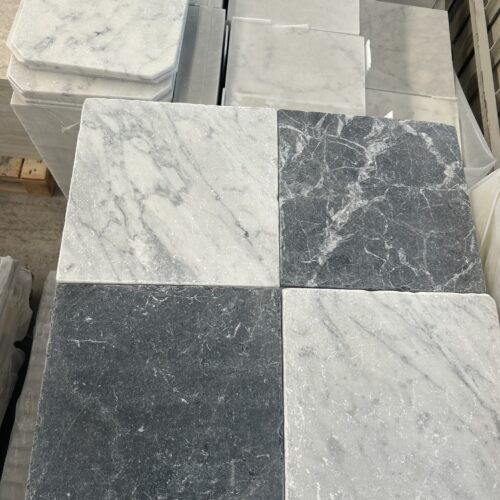 Sjakkgulv i klassisk hvit Carrara kombinert med sort Nero Marquina-marmor med antikk finish. Hver flis er nøye bearbeidet for å gjenskape det tidløse, patinerte uttrykket fra gamle svart-hvite sjakkgulv i italienske og franske palasser.