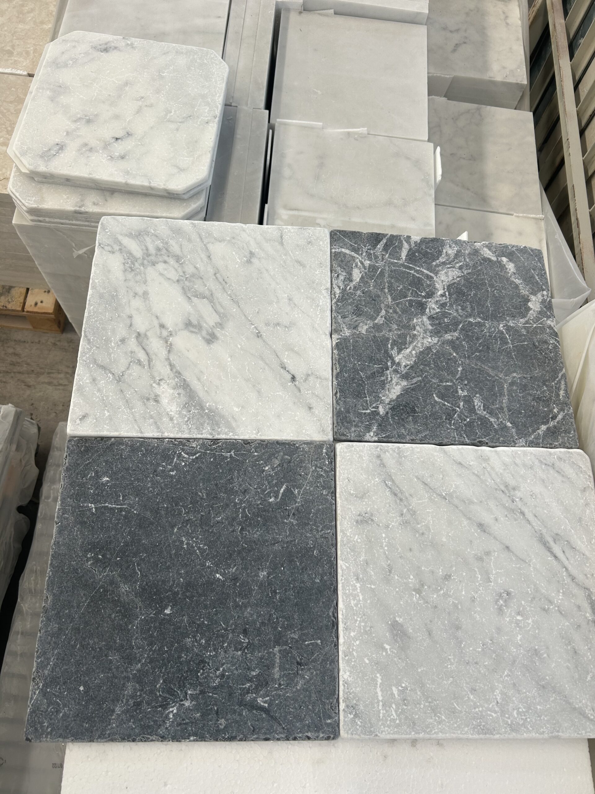 Sjakkgulv i klassisk hvit Carrara kombinert med sort Nero Marquina-marmor med antikk finish. Hver flis er nøye bearbeidet for å gjenskape det tidløse, patinerte uttrykket fra gamle svart-hvite sjakkgulv i italienske og franske palasser.