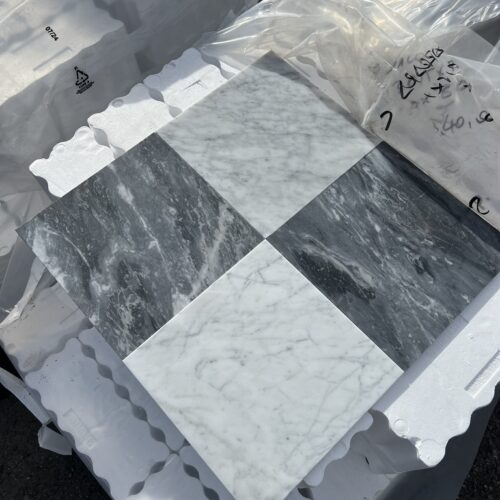 Marmorfliser Bardiglio og Carrara fra italia, i klassisk sjakkmønster.