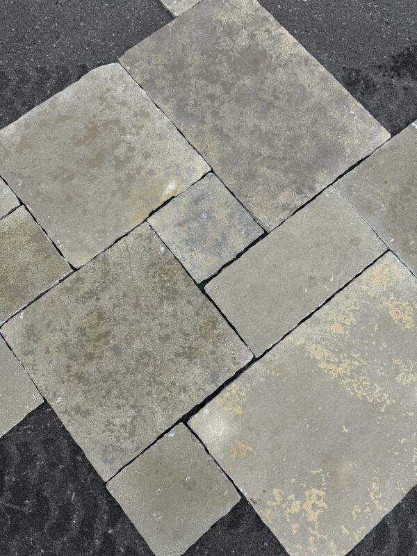 Lys sydlandsk kalkstenflis (limestone) i beige og grå toner for ute- og inneområdet.