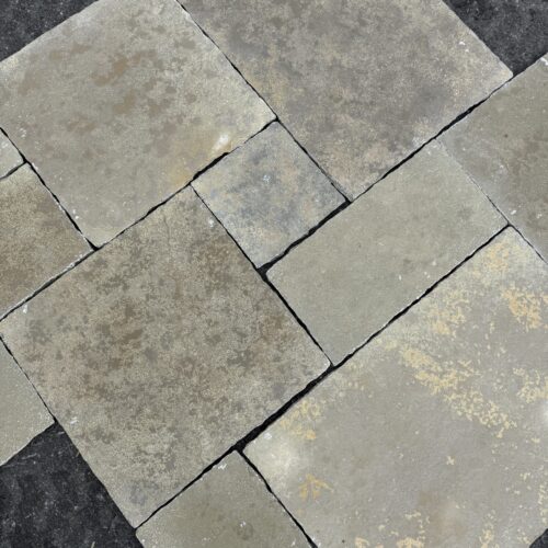 Lys sydlandsk kalkstenflis (limestone) i beige og grå toner for ute- og inneområdet.