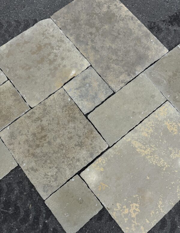 Lys sydlandsk kalkstenflis (limestone) i beige og grå toner for ute- og inneområdet.