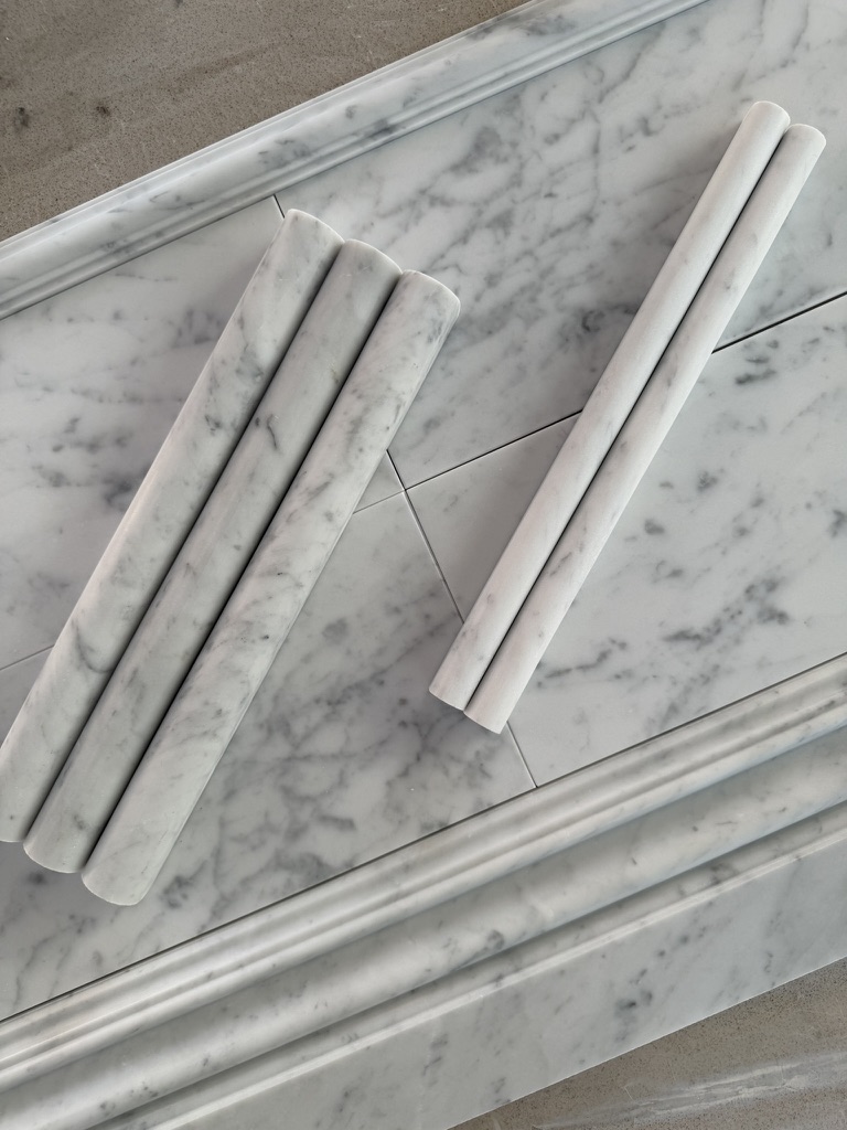 Brystlist i Carrara marmor – med bullnose profil.