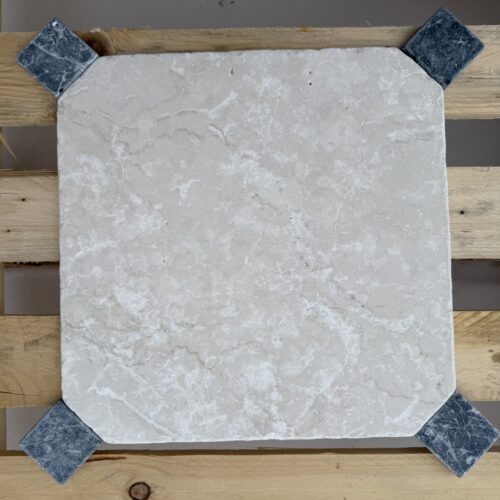 Marmorfliser i oktagonmønster til gang og entré. Ottagono Botticino Antique.