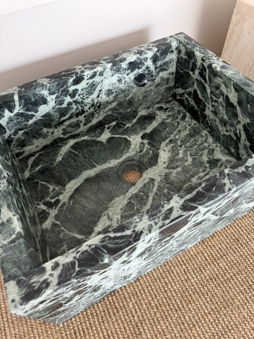 Servant i Verde Alpi marmor – liten stenvask perfekt til gjestebad og små bad.