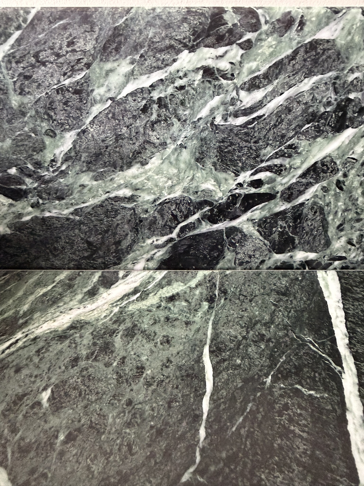 Grønn marmor-sevant i Alpi Verde sten fra de italienske alper. Håndlaget som stenservant i Norge.