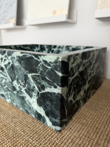 Servant i Verde Alpi marmor – liten stenvask perfekt til gjestebad og små bad.