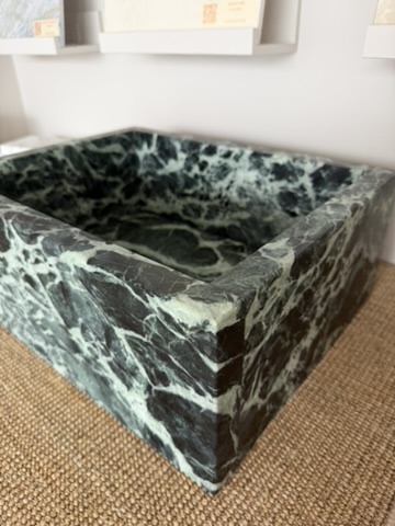 Servant i Verde Alpi marmor – liten stenvask perfekt til gjestebad og små bad.