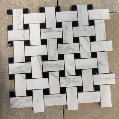 Calacatta mosaikk hvit marmor møter sort Nero Marquina og danner et klassisk italiensk flettemønster som skaper dybde og rytme i rommet.