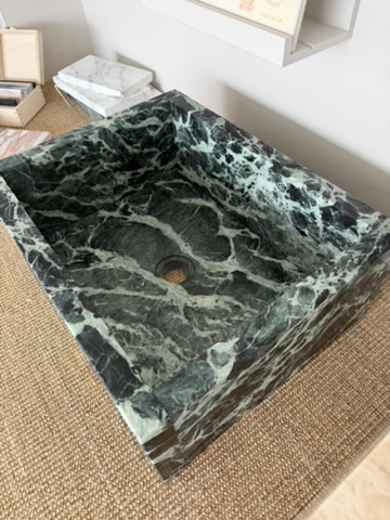 Servant i Verde Alpi marmor – liten stenvask perfekt til gjestebad og små bad.