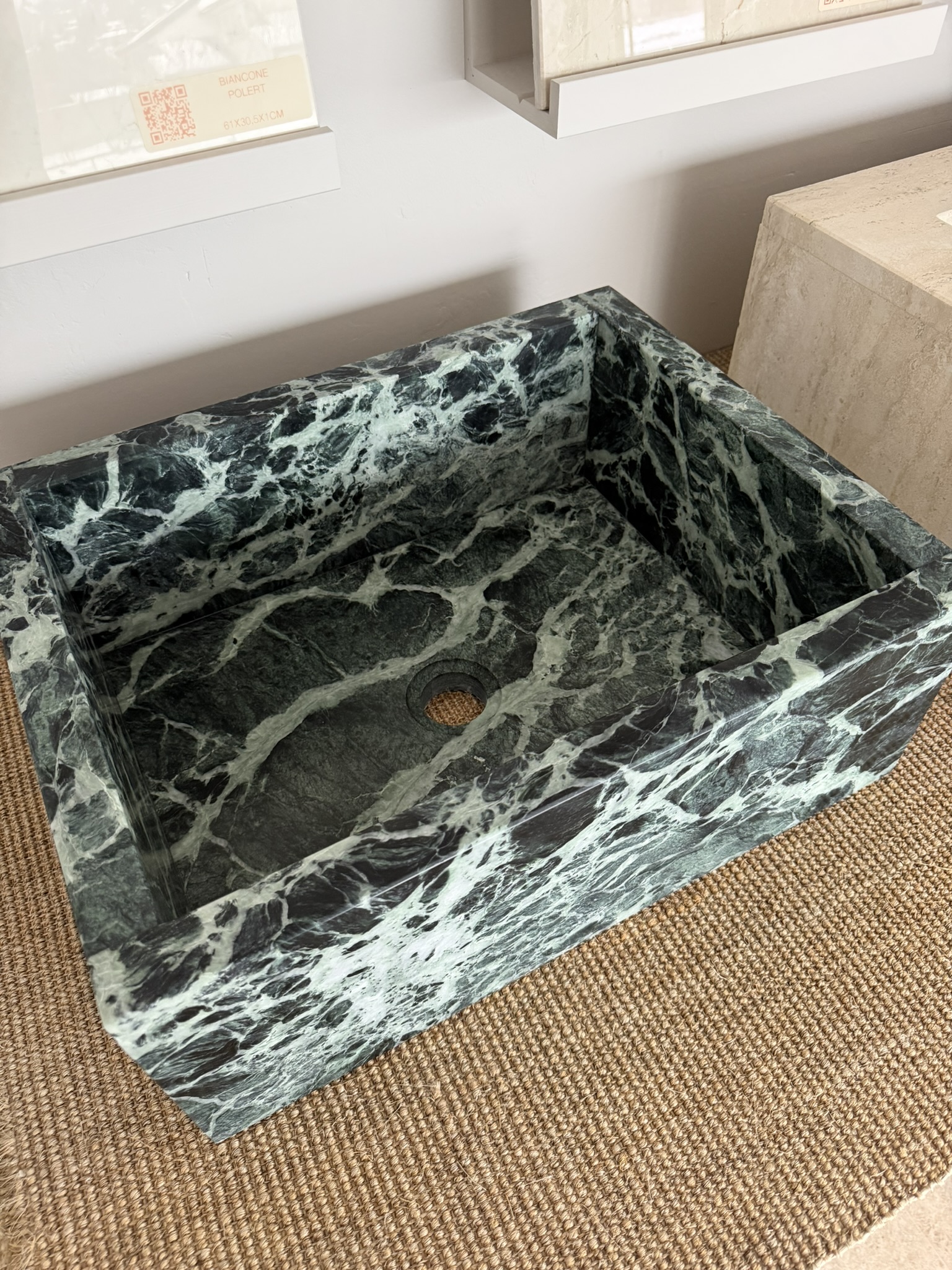 Servant i Verde Alpi marmor – liten stenvask perfekt til gjestebad og små bad.