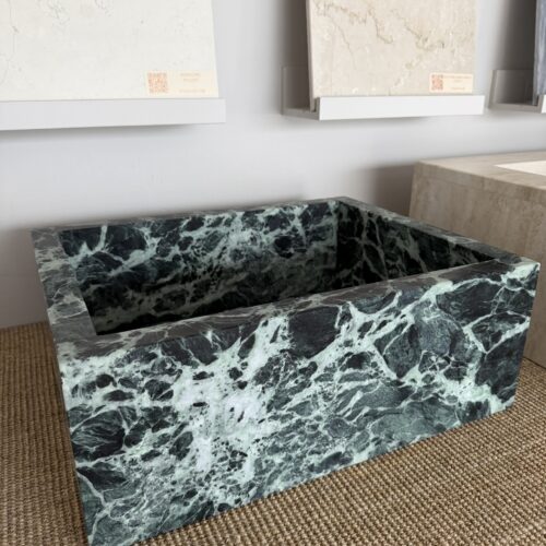 Servant i Verde Alpi marmor – liten stenvask perfekt til gjestebad og små bad.