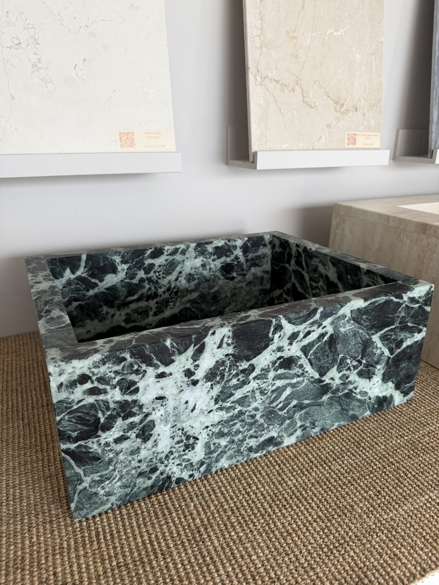 Servant i Verde Alpi marmor – liten stenvask perfekt til gjestebad og små bad.