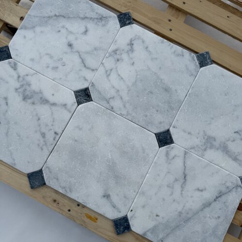 Marmorfliser i klassisk italiensk oktagon-mønster med antikk, trumlet overflate. Lys Carrara-marmor kombineres med små tosetter i dyp sort Nero Marquina – et mønster med røtter i italiensk arkitektur og historiske palasser.