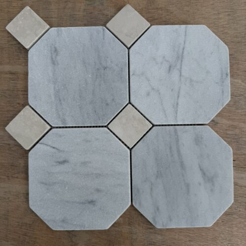 Marmorfliser Ottagono Carrara med lett trumlet antikk overflate og beige Botticino tosetter, for en varmere take på det tradisjonelle italienske gulvet.