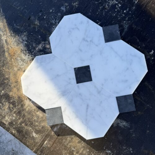 Marmorfliser i Carrara C og Nero Marquina fra Toscana, i italiensk klassisk oktagonmønter.