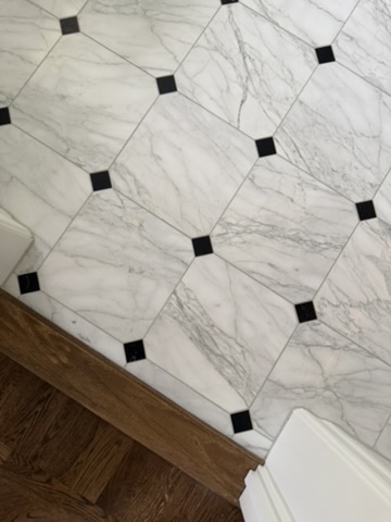 Marmorfliser Calacatta hvit eksklusiv marmor fra Italia i Ottagono-mønster, kombinert mer sorte Nero Marquina marmor.