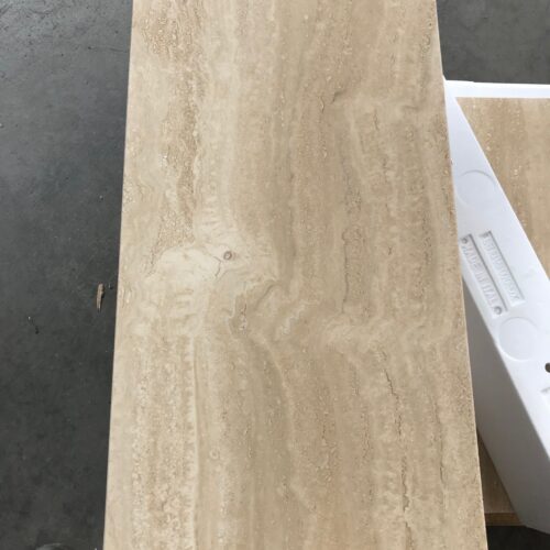 Travertin Classico fliser i ekte italiensk kalksten.