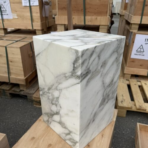 Pidestall i eksklusiv italiensk hvit Arabescato marmor
