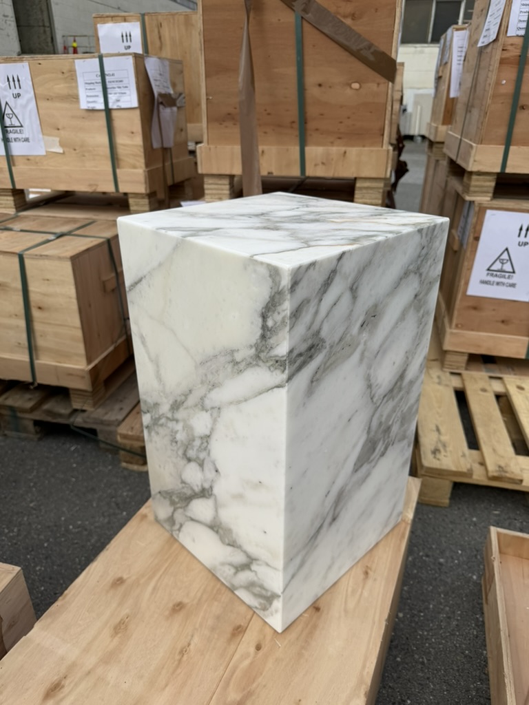 Pidestall i eksklusiv italiensk hvit Arabescato marmor