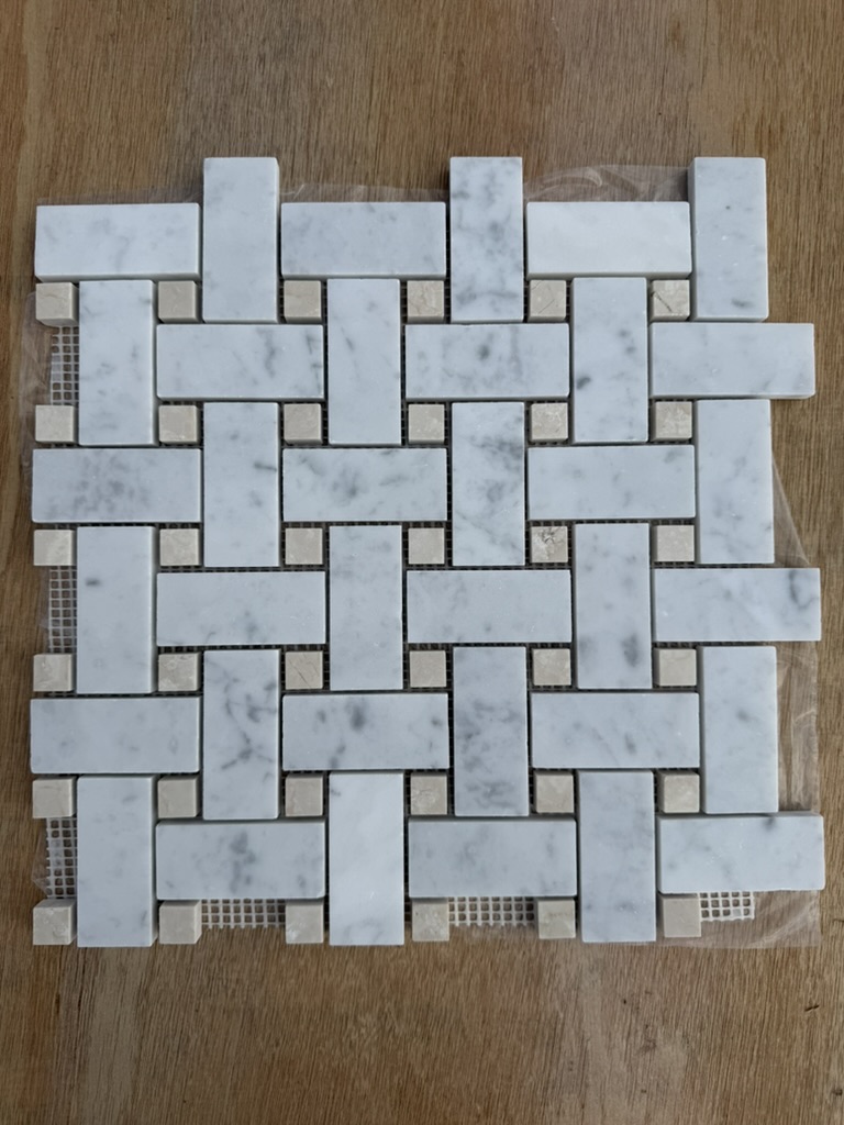 Marmormosaikk beige Basket Weave klassisk flettemønster med Botticino marmor for et varmere uttrykk