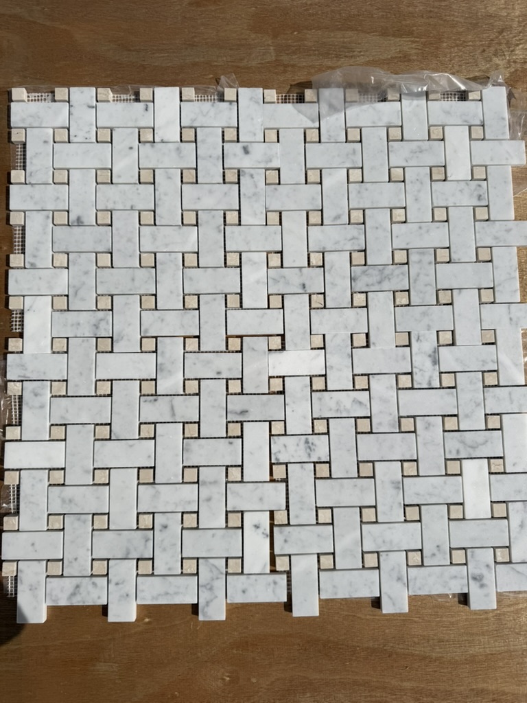 Marmormosaikk Basket Weave klassisk flettemønster med Botticino marmor for dusere kontrast