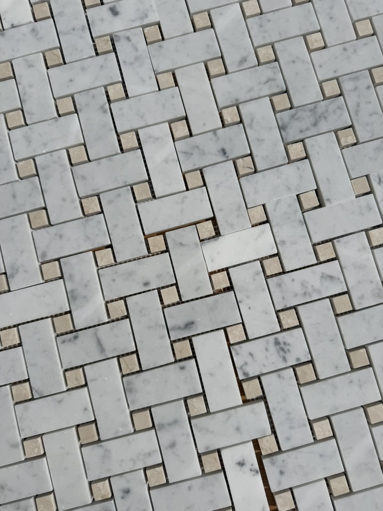 Marmormosaikk Basket Weave klassisk flettemønster med Botticino marmor for dusere kontrast