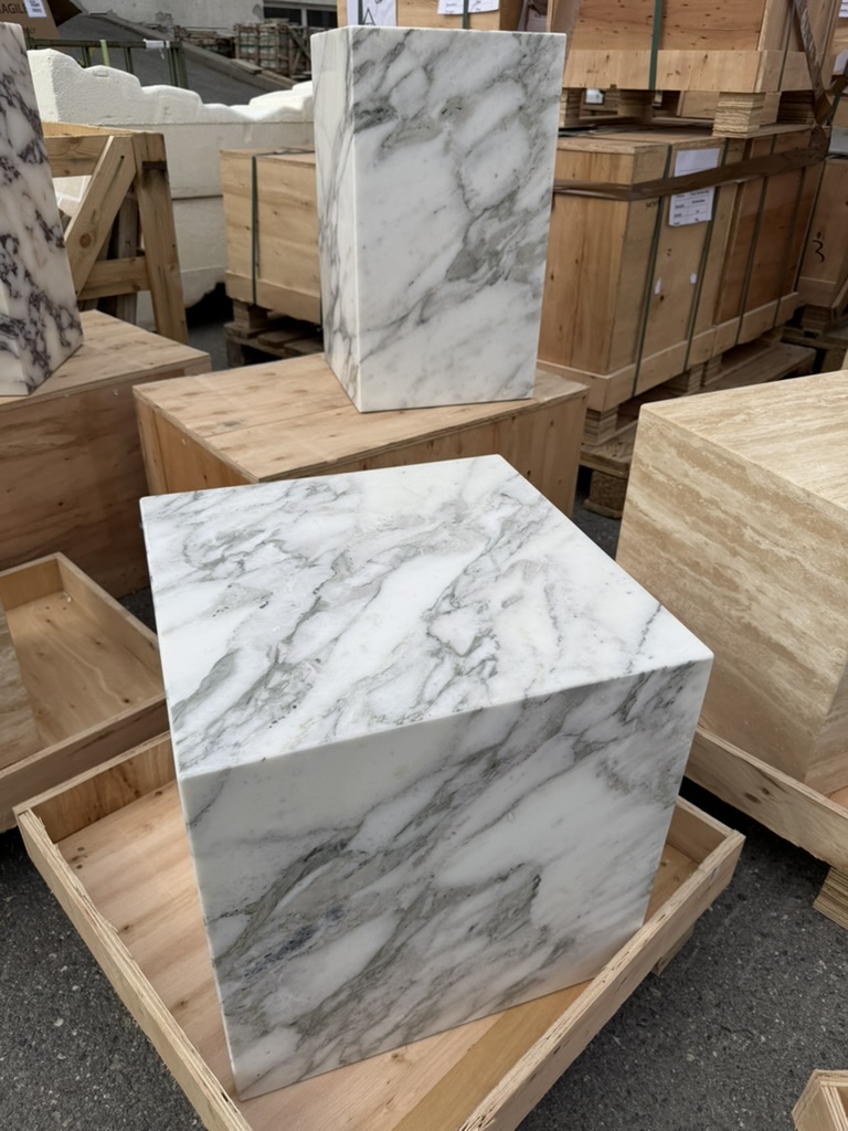 Pidestall i eksklusiv italiensk hvit Arabescato marmor