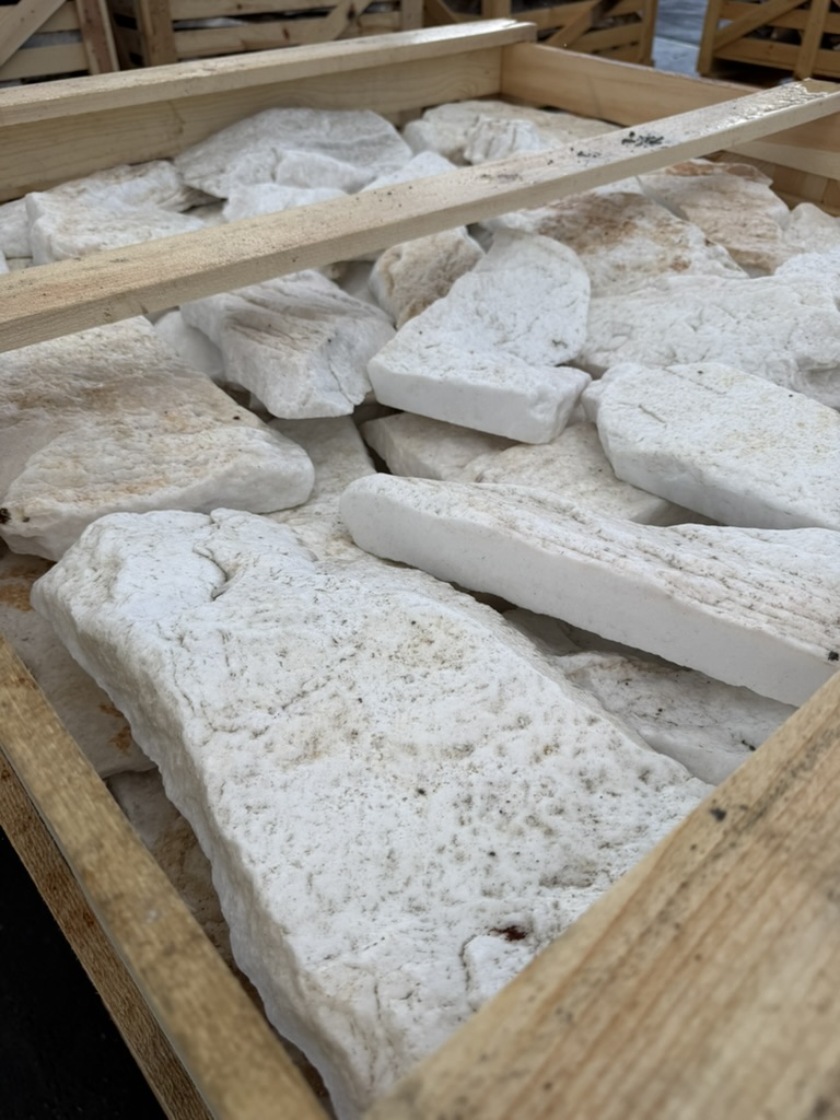 Thasos Middelhavssten er en gresk bekledningssten i marmor med naturlig bruddflate til vegger, peiser og fasader.
