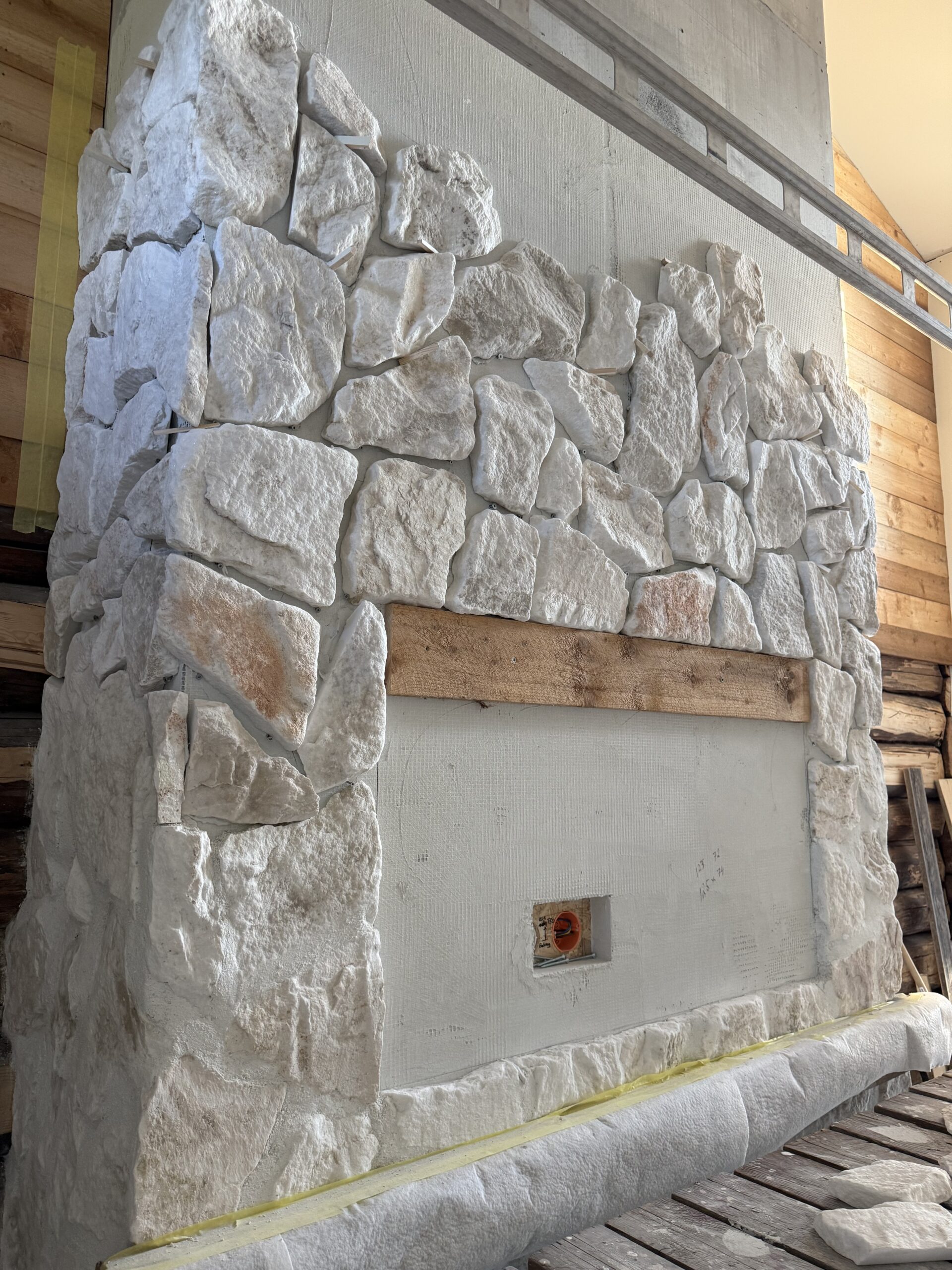 Thasos Middelhavssten er en gresk bekledningssten i marmor med naturlig bruddflate til vegger, peiser og fasader.
