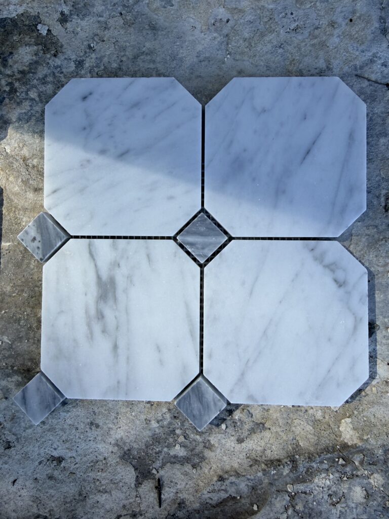 Ottagano Carrara med tosetter i Bardiglio, klassisk italienske marmorfliser.