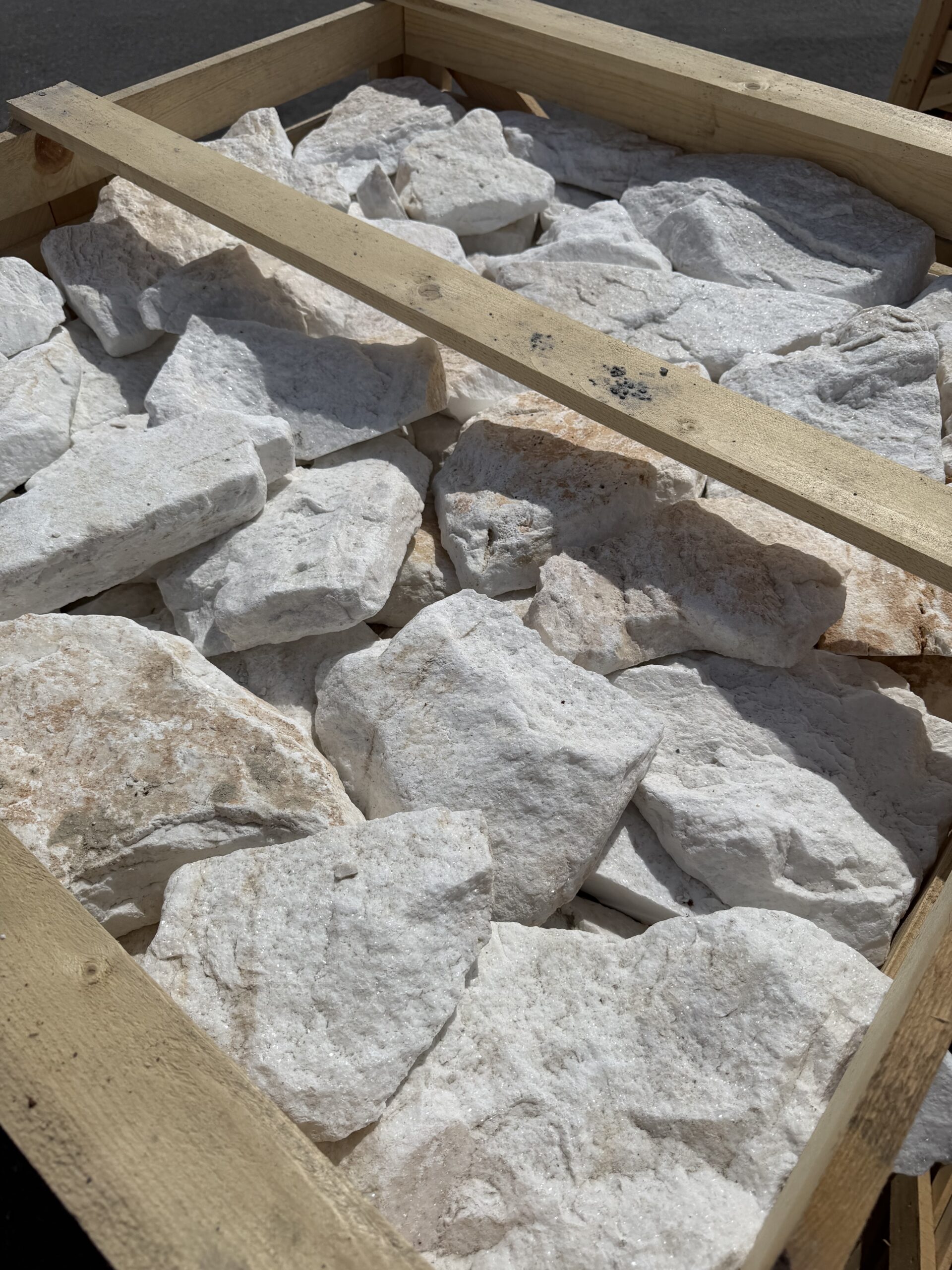Thasos Middelhavssten er en gresk bekledningssten i marmor med naturlig bruddflate til vegger, peiser og fasader.