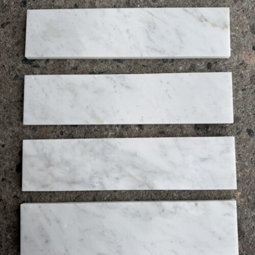 Carrara marmorfliser 7,5 × 30 cm i lys italiensk marmor med grå årer