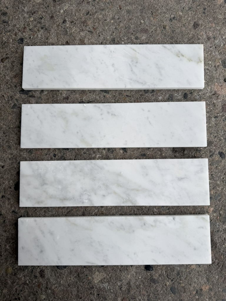 Carrara marmorfliser 7,5 × 30 cm i lys italiensk marmor med grå årer