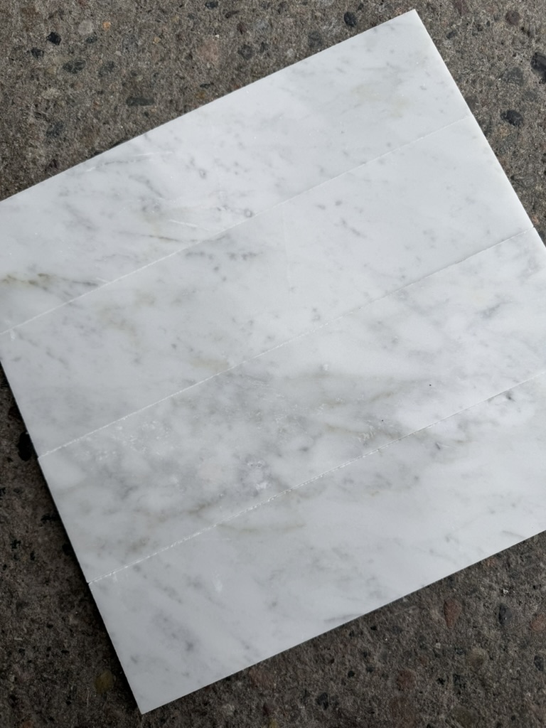 Carrara marmorfliser 7,5 × 30 cm i lys italiensk marmor med grå årer