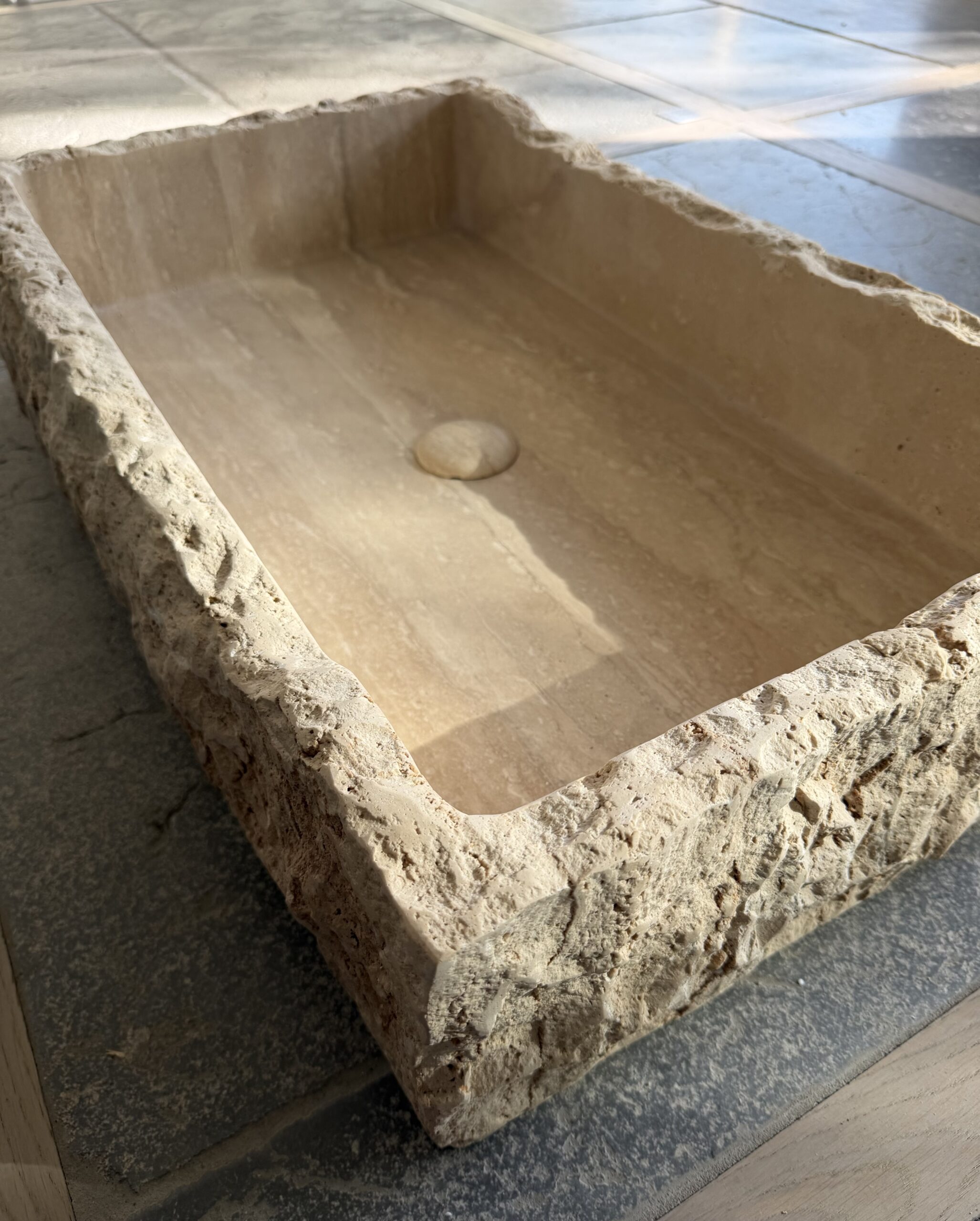 Håndhugget servant i massiv beige travertin 70 cm – Stenhuset