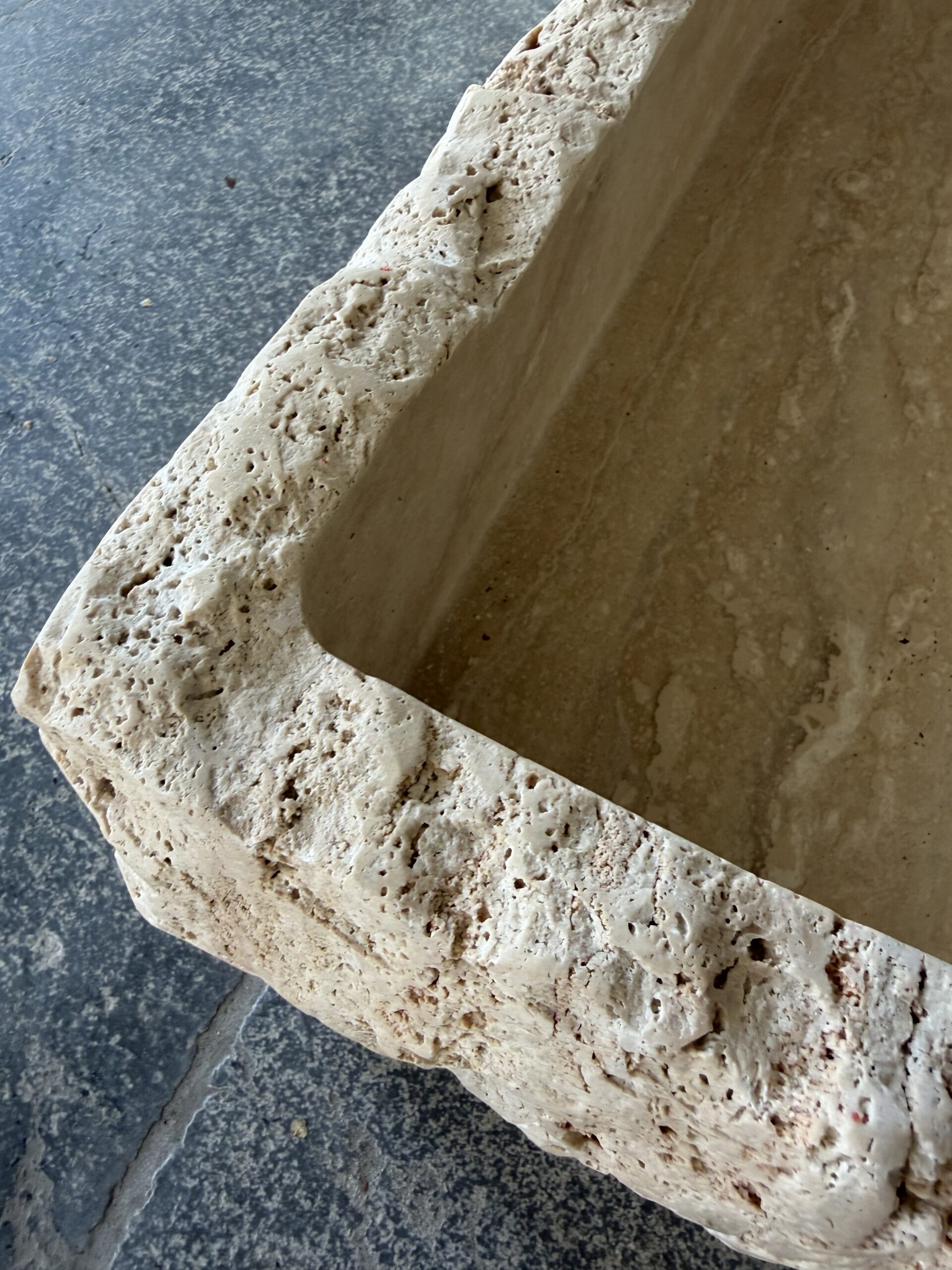 Håndhugget servant i massiv beige travertin 70 cm – Stenhuset