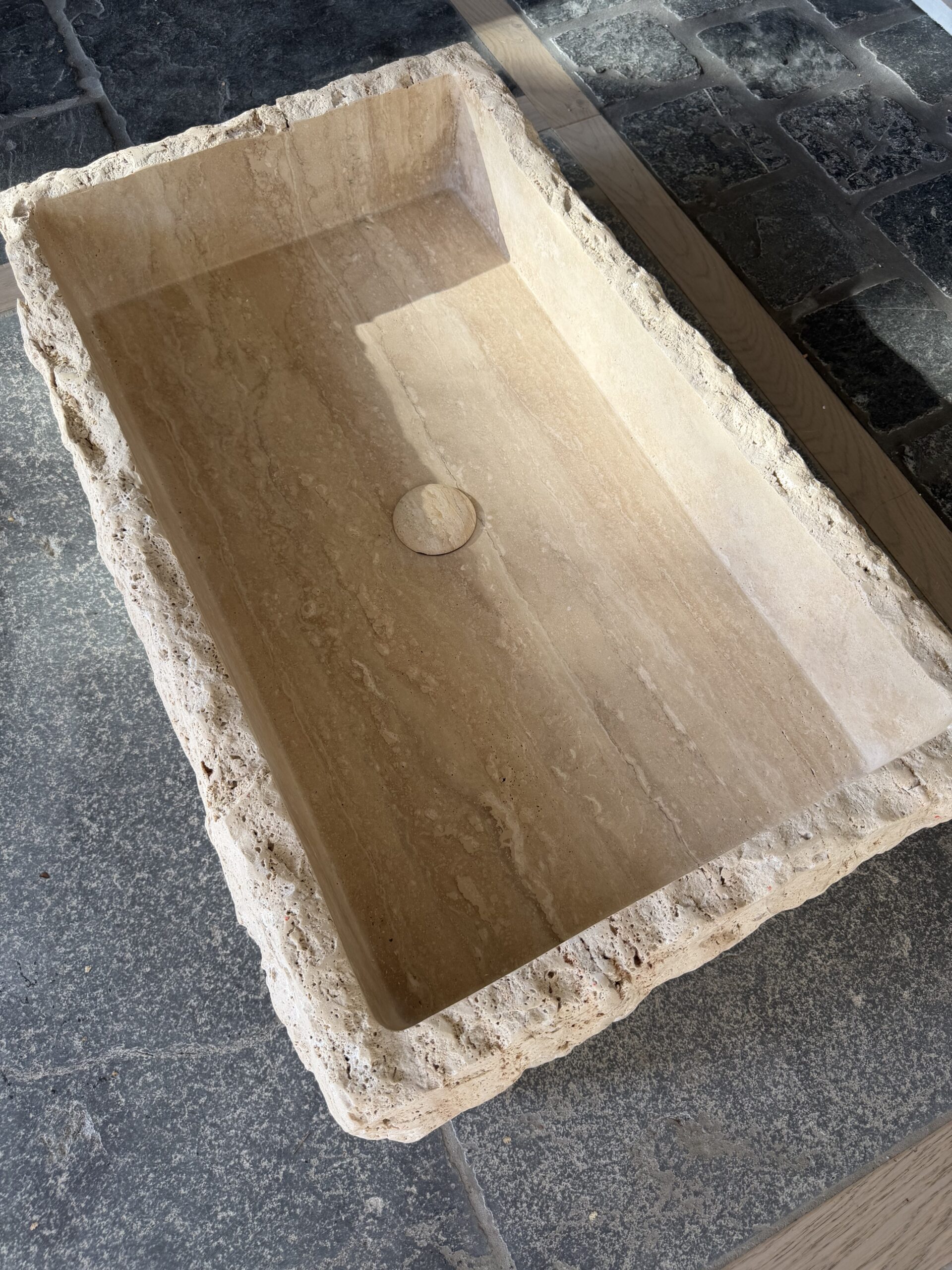 Håndhugget servant i massiv beige travertin 70 cm – Stenhuset